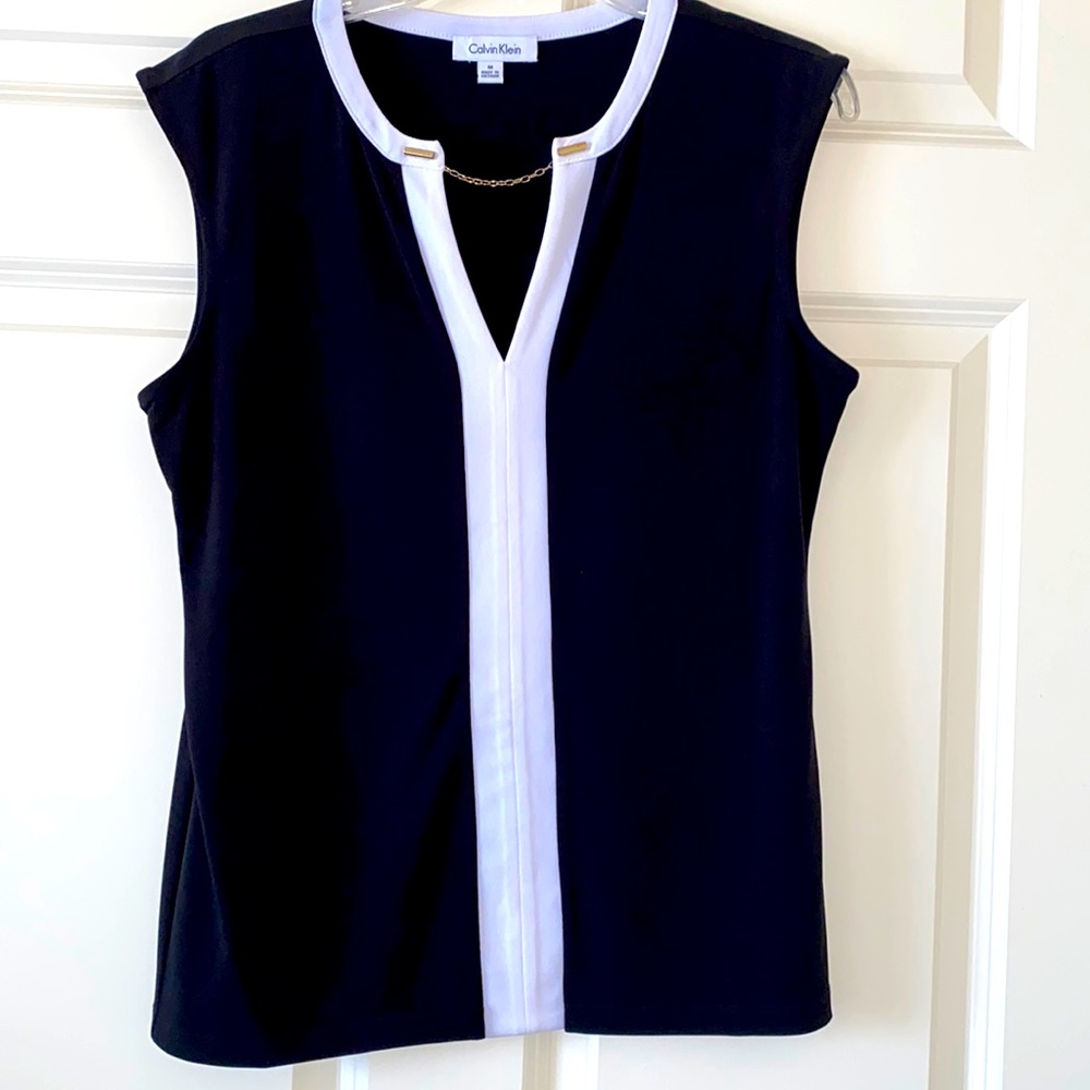 🌟Calvin Klein women’s sleeveless top, black & white design & gold embellishment